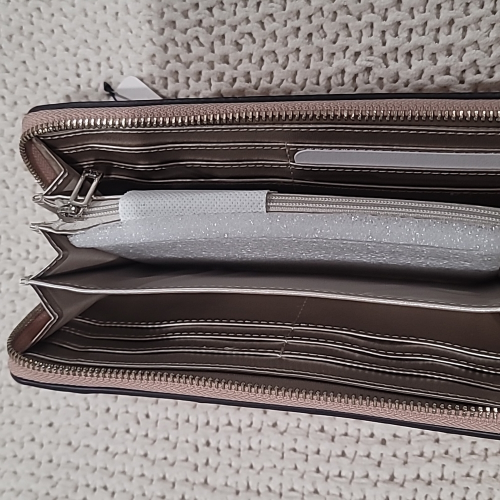 Guess wallet - Picture 3 of 4